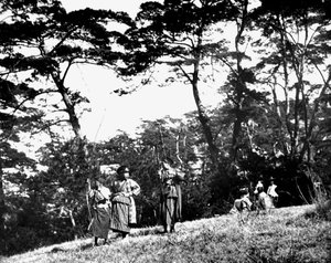 Japanese Children Playing with Bows, Korea, 1900 by Unbekannt