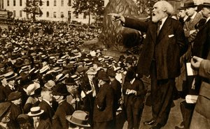 Keir Hardie Gives a Speech in Trafalgar Square, London, 2 August 1914 by Unbekannt