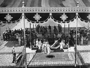 King George V and Queen Mary at the Delhi Durbar, India by Unbekannt