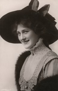 Miss Phyllis Dare, c1930 by Unbekannt