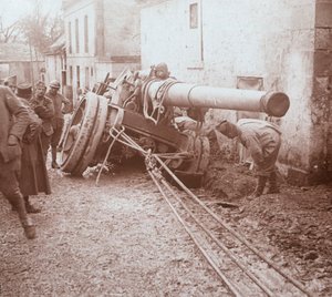 Moving heavy artillery, Genicourt, northern France, c1914-c1918 by Unbekannt