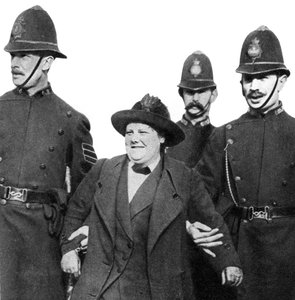 Mrs Flora Drummond, arrested in Hyde Park, London, 1914 by Unbekannt