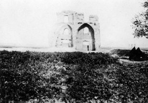 Old ruin on the banks of the Tigris River, Mosul, Mesopotamia by Unbekannt