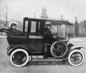 On 2nd March 1911, Home Secretary, Mr. Winston Churchill went to the Palace by Unbekannt