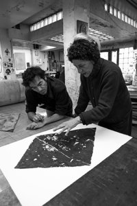 Pascal Gauvard, co-founder of Pasnic engraving workshop, Annie-Paule Thorel, French painter. Analysis of a print. Pasnic engraving workshop in Paris in 2009. by Unbekannt