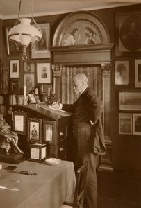 Pavel Shukovsky, Russian artist, at work, early 20th century by Unbekannt