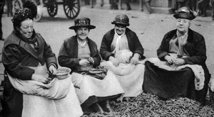 Pea shelling in Covent Garden, London by Unbekannt