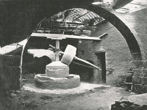Primitive corn-mill, Nile Delta, Egypt, 1895 by Unbekannt