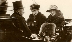 Queen Mary with the Princess Royal and Viscount Lascelles, 1923 by Unbekannt