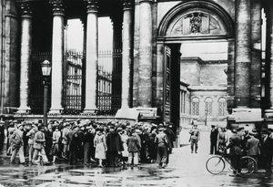 Queue outside the Bureau of Information for civilians in the Chamber of Deputies, Paris, July 1940 by Unbekannt