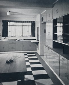 R. W. Symonds and Partner, L. & A.R.I.B.A. - Kitchen: Putty-coloured cellulosed fittings, stainless by Unbekannt