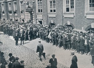 Recruits waiting outside the Central London Recruiting Depot, 1914 by Unbekannt