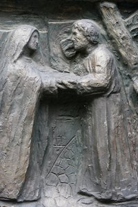 Saint-Pierre de Montmartre Church: Notre Dame Door Sculpture: Jesus Meets His Mother on the Via Dolorosa, Paris, France by Unbekannt