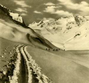 Skiing on the Alpeiner Ferner glacier in the Stubai Alps, Austria by Unbekannt