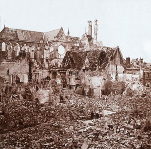 Soissons Cathedral, Soissons, Northern France, c1914-c1918 by Unbekannt