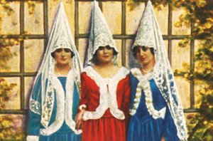 Spanish women in mantillas, c1928 by Unbekannt