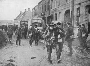The British Wounded Returning to a Dressing Station After an Attack, 1915 by Unbekannt