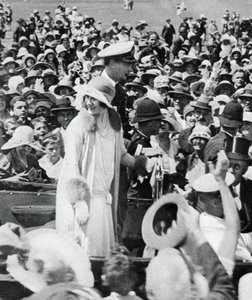 The Duke and Duchess Mobbed by Crowds in Auckland by Unbekannt
