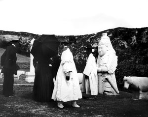 The Emperor of Japan visiting a tomb, Korea, 1900 by Unbekannt