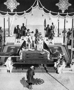 The Nizam of Hyderabad pays homage at the Delhi Durbar by Unbekannt
