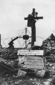 The Grave of an Italian Red Cross Volunteer Nurse, c1918 by Unbekannt
