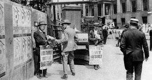 The Lunchtime Newspaper Headlines, Trafalgar Square, London, 1926-1927