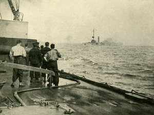The sinking of the German cruiser Mainz, 28 August 1914, c1920 by Unbekannt