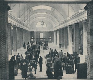 Tilbury passenger baggage examined in a spacious new building by Unbekannt
