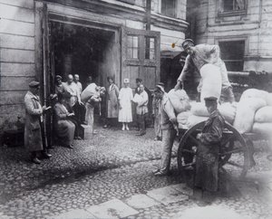 Unloading food, the House of Scientists, Petrograd, Russia, c1920-c1924 by Unbekannt