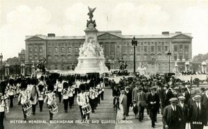 Victoria Memorial, Buckingham Palace and Guards, London by Unbekannt