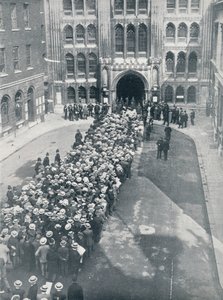 Waiting to enter the Guildhall for Mr. Asquith