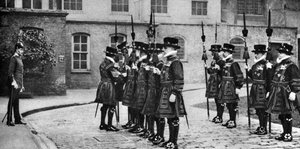 Yeomen Warders on parade at the Tower of London by Unbekannt