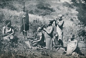 Zulu girls hairdressing, 1912 by Unbekannt