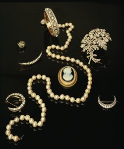 Four Victorian diamond brooches; carved oval cameo; cultured pearl strand by Unbekannt Unbekannt