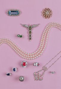 Selection of Victorian and Edwardian jewellery: aquamarine brooch, ten point star brooch, diamond and platinum pendant, sapphire, ruby and emerald rings by Unbekannt Unbekannt
