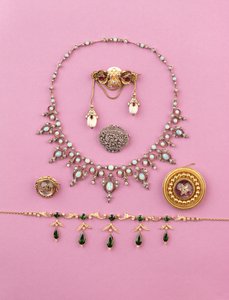 Selection of Victorian jewellery: tourmaline and split pearl fringe necklace; rose-cut diamond oval brooch; opal and diamond necklace; cabochon amethyst star brooch; Essex crystal of snarling tiger by Unbekannt Unbekannt