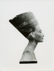 Bust of Queen Nefertiti, side view, copy of bust in the Aegyptisches Museum, SMPK, Berlin