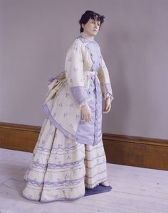 Bustle dress of warp-printed alpaca, c.1872-4