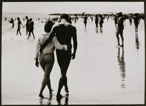 Couple Walking in the Water at Coney Island, New York City, Untitled 46, c.1953-64 by Unbekannter Künstler
