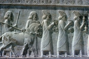 Detail of the relief frieze on the East stairway to the Apadana depicting Lydian delegates bearing gifts for a ceremony, Achaemenian period, c.515 BC (detail) by Unbekannt