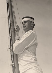 Midshipman hoisting the main Sail, U.S. Naval Academy, Annapolis, Maryland. 1942 by Unbekannt