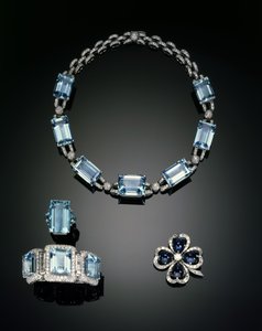 Necklace, ring, brooch and bracelet by Unbekannt