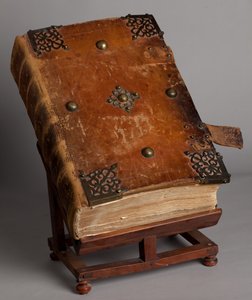 Parish Museum. Missal in Latin. Closed. Engravings from Joachim Ballester