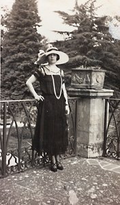 Portrait of a woman leaning against the balustrade of a terrace by Unbekannter Künstler