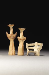 Psi type female idol, Tau type female idol, and model of a throne, 1400-1200 BC by Unbekannt