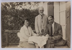Sigmund Freud and Horace W. and Anjelika Frink, c.1920 by Unbekannt