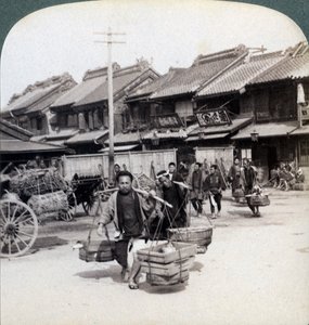 Coolies, street scene in Tokyo, 1896 by Underwood and Underwood