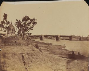 Iron bridge with stone piers, with civilians in the foreground, Gumti River, Lucknow by Unknown photographer
