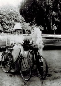 Vladimir Dmitrievich Nabokov (1870-1922) and Elena Ivanovna Rukavishnikova (1876-1939) by Unknown photographer