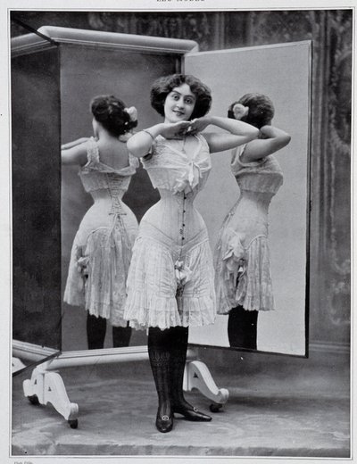 Model presenting the Thylda corset (photo by Félix, in 